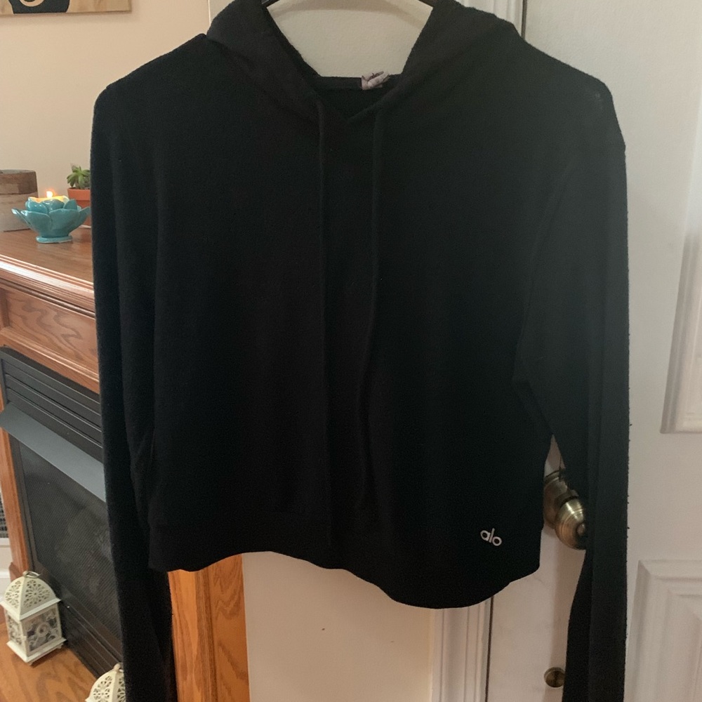 Alo “getaway” hoody. soft black long sleeve crop